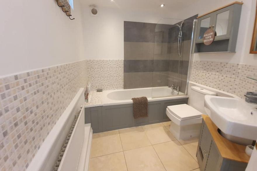 Beautiful Apartment with Free Parking