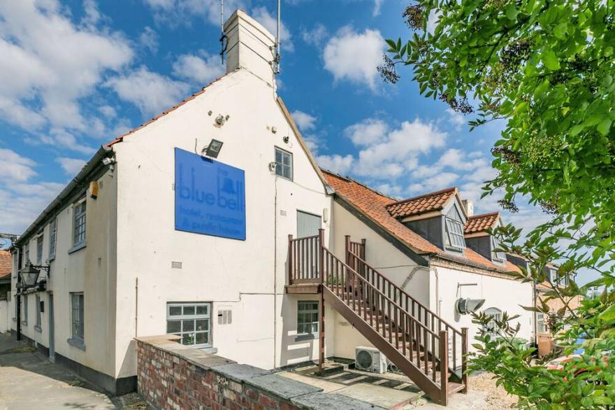 THE BLUE BELL, pet friendly, country holiday cottage in Burton Agnes