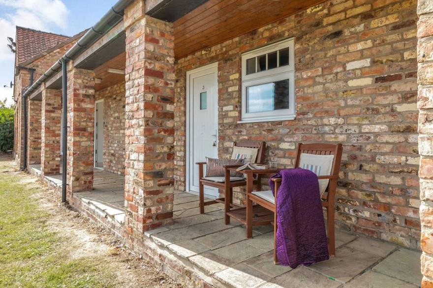 THE BLUE BELL, pet friendly, country holiday cottage in Burton Agnes