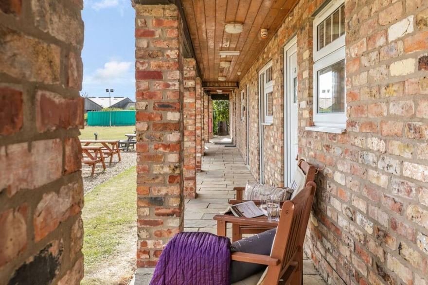 THE BLUE BELL, pet friendly, country holiday cottage in Burton Agnes