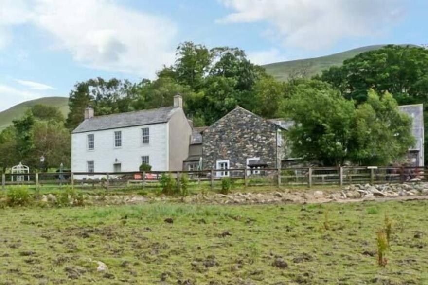 ULDALE, pet friendly, character holiday cottage in Bassenthwaite