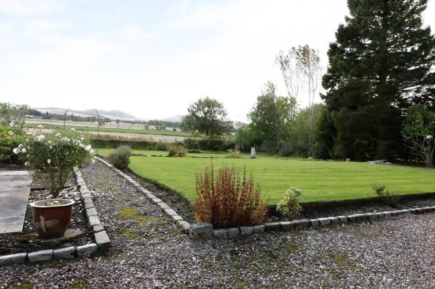 MEADOWSIDE FARM, family friendly, with open fire in Coupar Angus