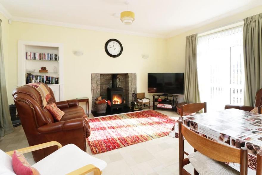 MEADOWSIDE FARM, family friendly, with open fire in Coupar Angus