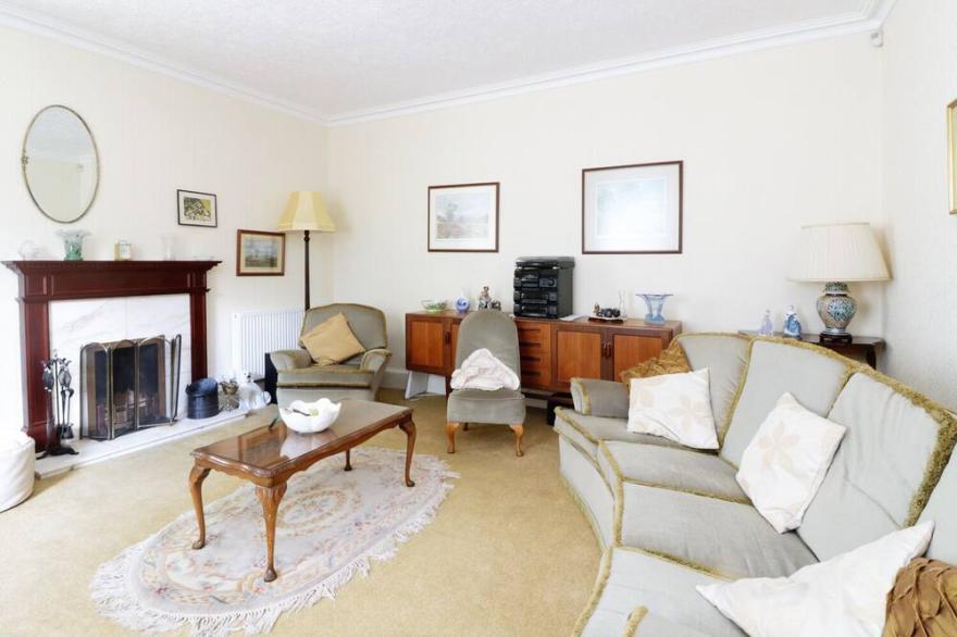 MEADOWSIDE FARM, family friendly, with open fire in Coupar Angus