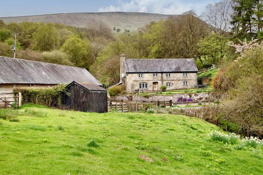 THE BIRCHES, family friendly, character holiday cottage in Hay-On-Wye