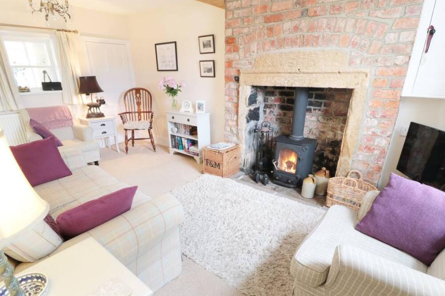 CROFT VIEW, family friendly, with open fire in Robin Hood’s Bay