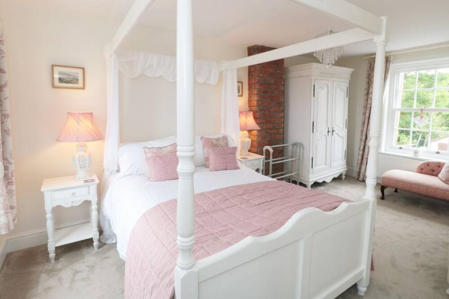 CROFT VIEW, family friendly, with open fire in Robin Hood’s Bay