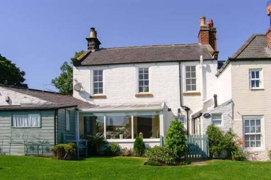 CROFT VIEW, family friendly, with open fire in Robin Hood’s Bay