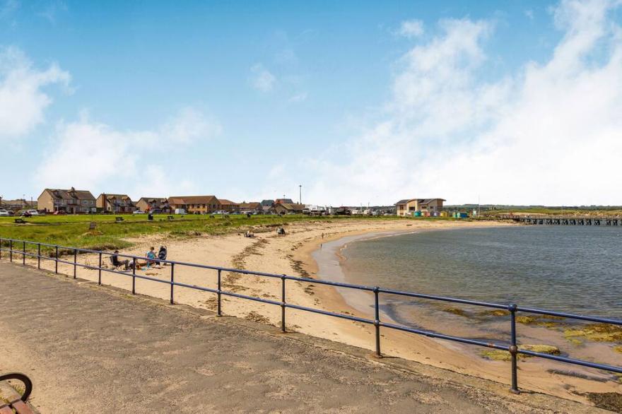 2 BAY VIEW, pet friendly, country holiday cottage in Amble