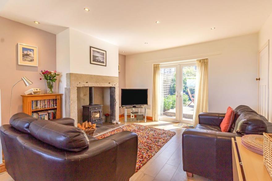 2 BAY VIEW, pet friendly, country holiday cottage in Amble