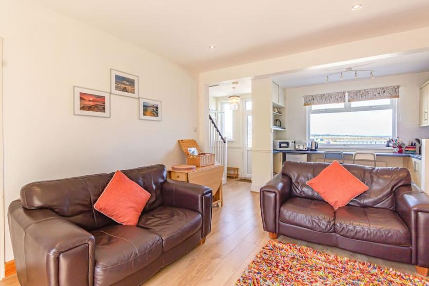 2 BAY VIEW, pet friendly, country holiday cottage in Amble