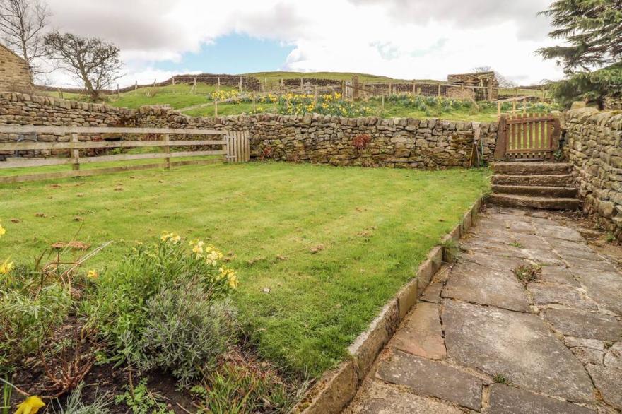 CURLEW COTTAGE, family friendly, character holiday cottage in Silsden
