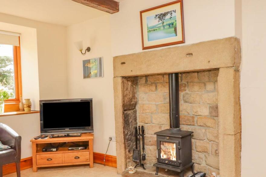 CURLEW COTTAGE, family friendly, character holiday cottage in Silsden