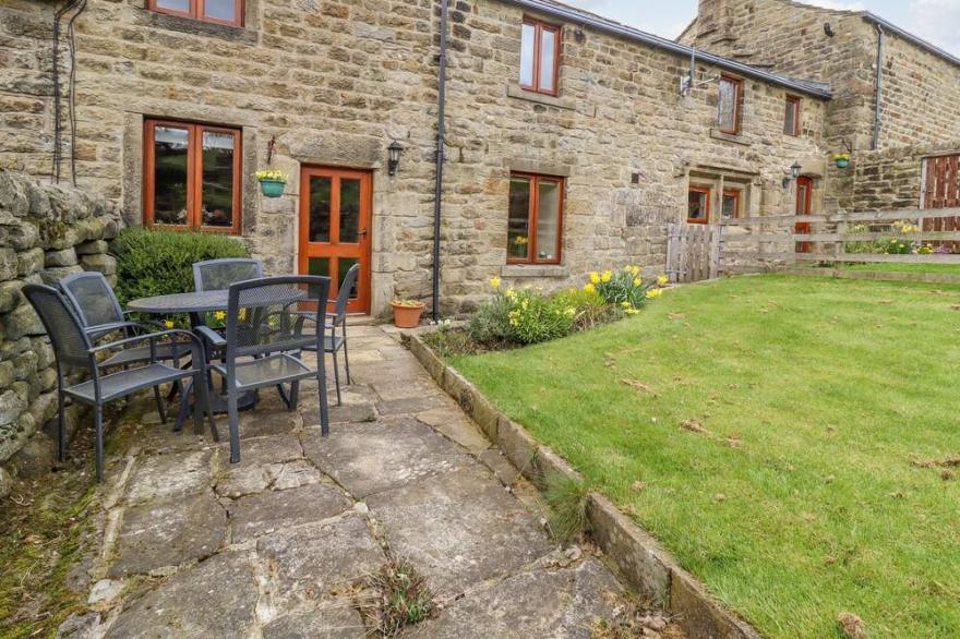 CURLEW COTTAGE, family friendly, character holiday cottage in Silsden