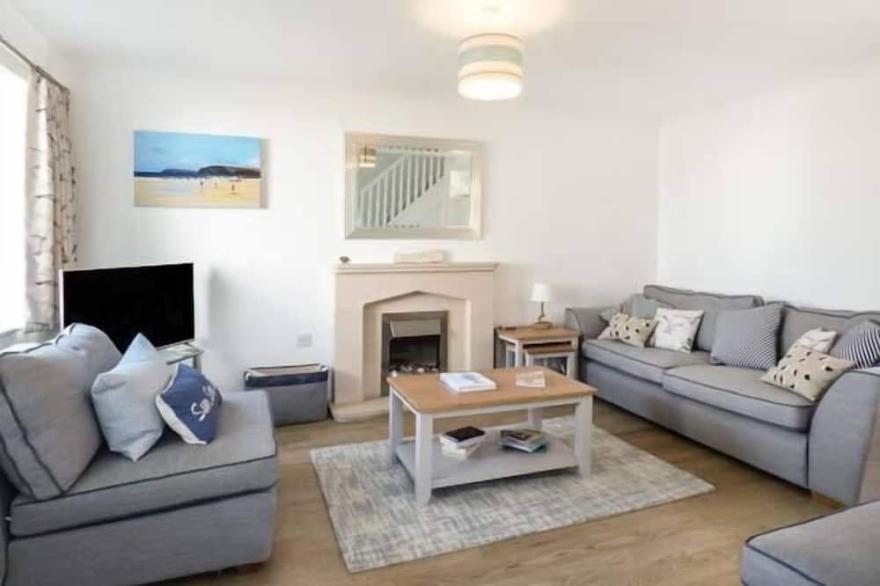7 HARLYN COTTAGES, pet friendly, with a garden in Harlyn, Cornwall