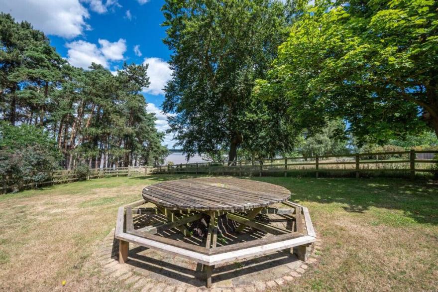 Gardeners Den - One Bedroom House, Sleeps 2