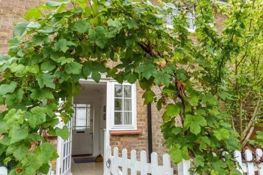 9 SWALLOW COURT, pet friendly, with a garden in Herne