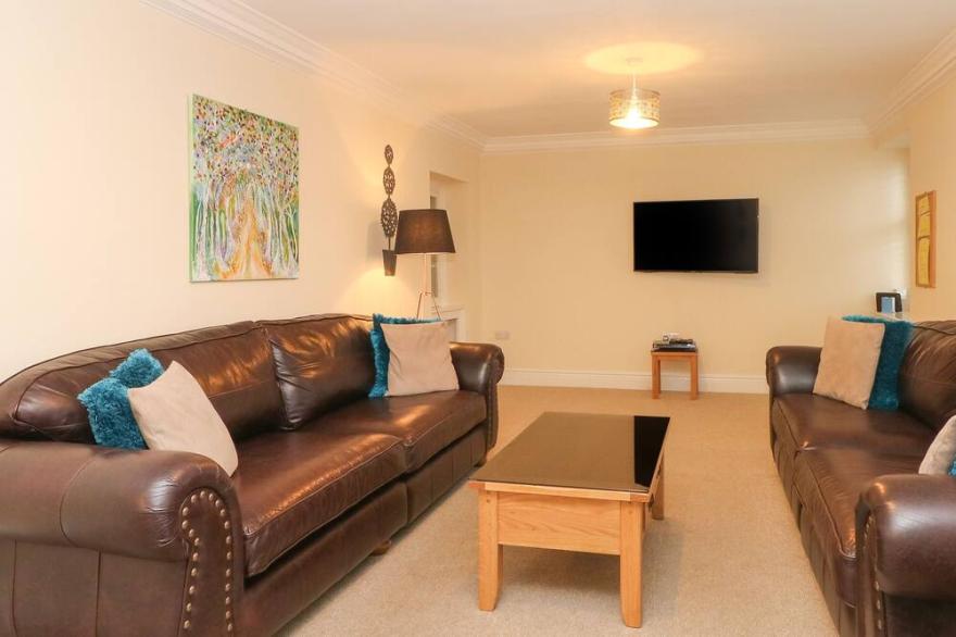 11 EAGLE PARADE, family friendly, luxury holiday cottage in Buxton
