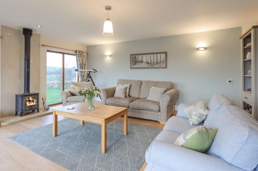 SOUTH MILTON COTTAGE, family friendly, with open fire in Stairhaven