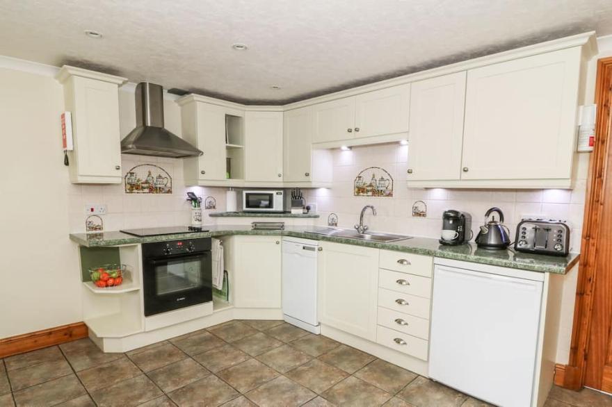 TANGAER COTTAGE, pet friendly, luxury holiday cottage in Lampeter