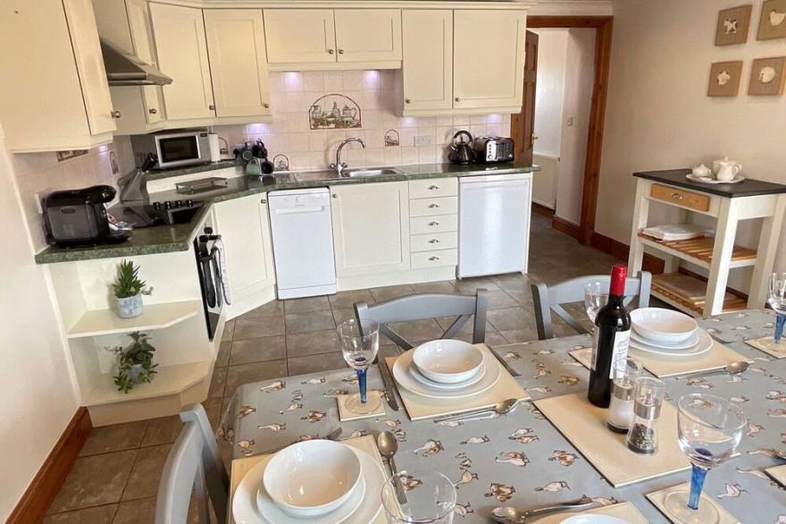 TANGAER COTTAGE, pet friendly, luxury holiday cottage in Lampeter