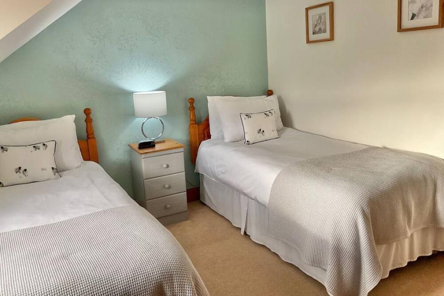 TANGAER COTTAGE, pet friendly, luxury holiday cottage in Lampeter