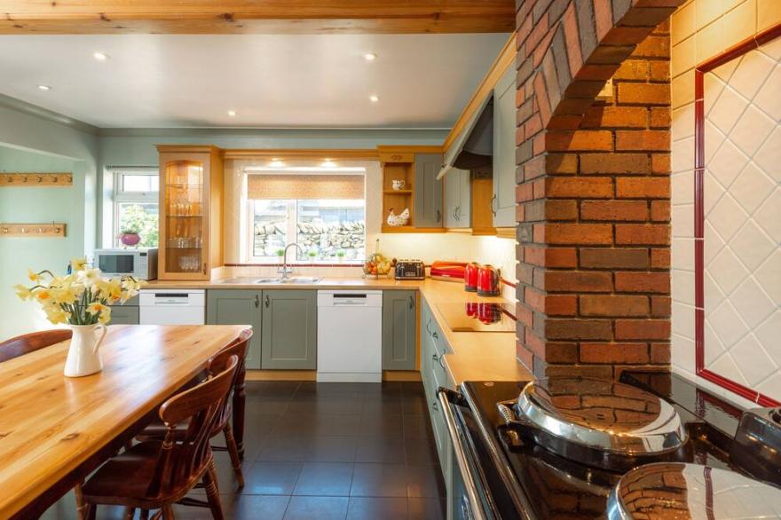 BROWSIDE, pet friendly, with hot tub in Coniston