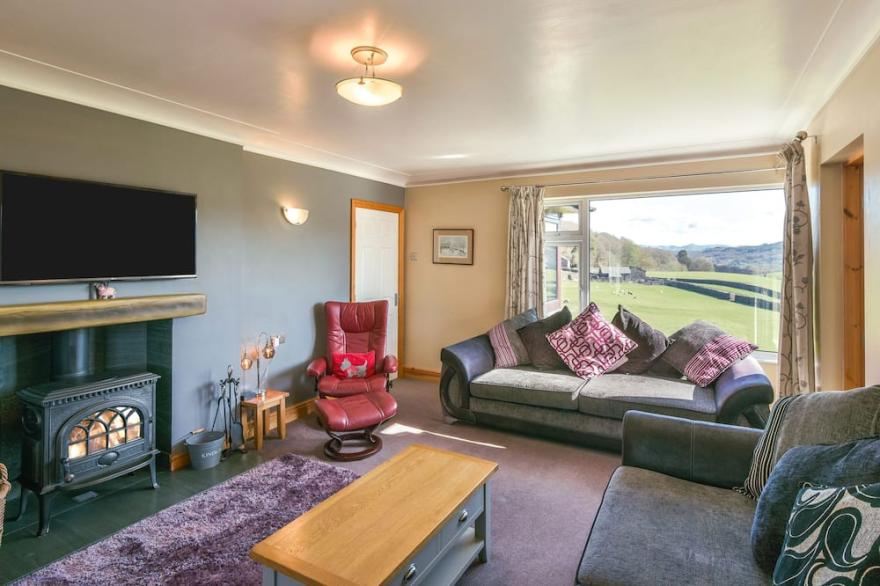 BROWSIDE, pet friendly, with hot tub in Coniston