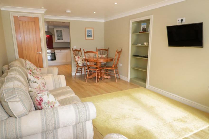 BRYN Y DON COTTAGE, pet friendly, country holiday cottage in Benllech