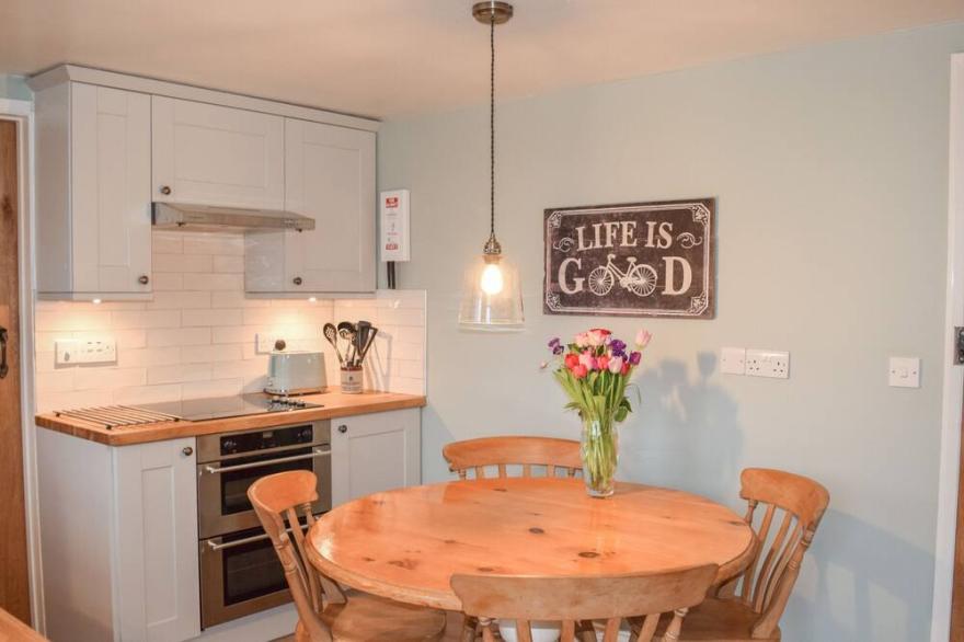 DERWENT COTTAGE, family friendly, country holiday cottage in Malton