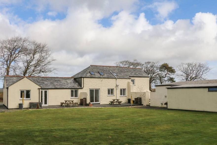 THE STABLES, pet friendly, with pool in Holsworthy