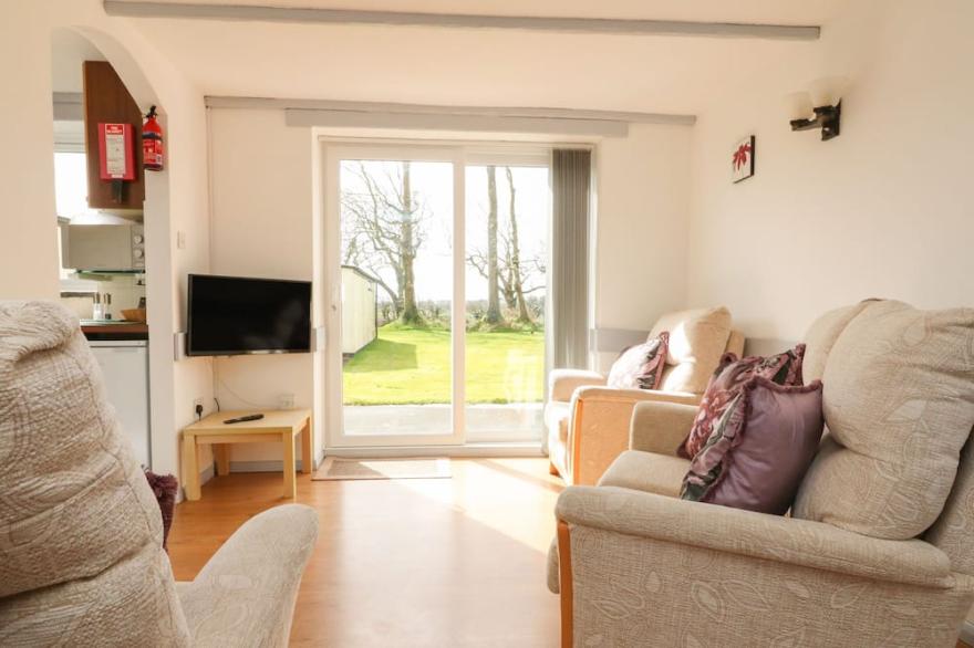 THE STABLES, pet friendly, with pool in Holsworthy