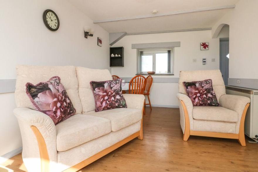 THE STABLES, pet friendly, with pool in Holsworthy