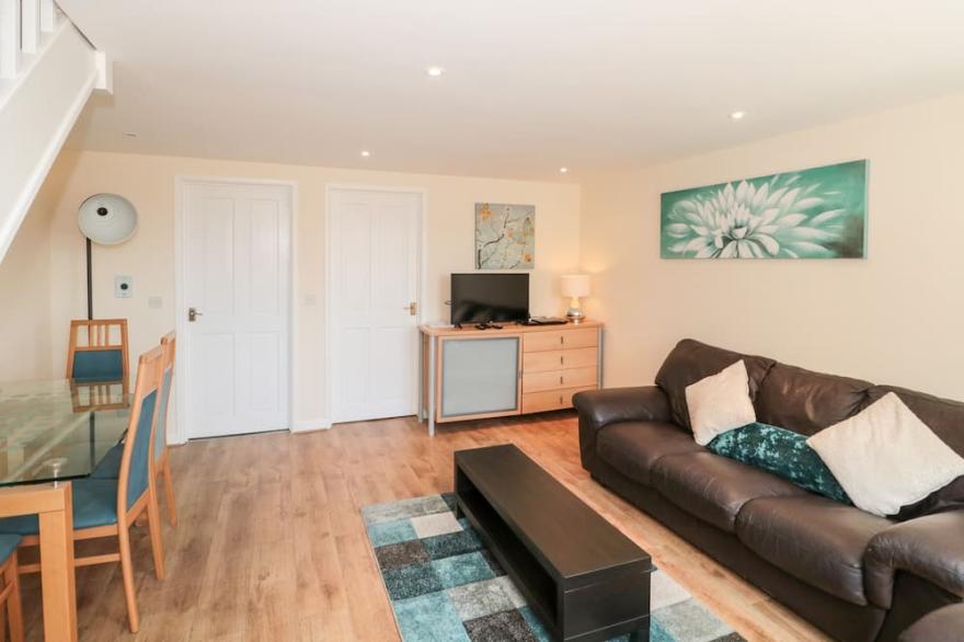 EMMINSTER, pet friendly, character holiday cottage in Weymouth