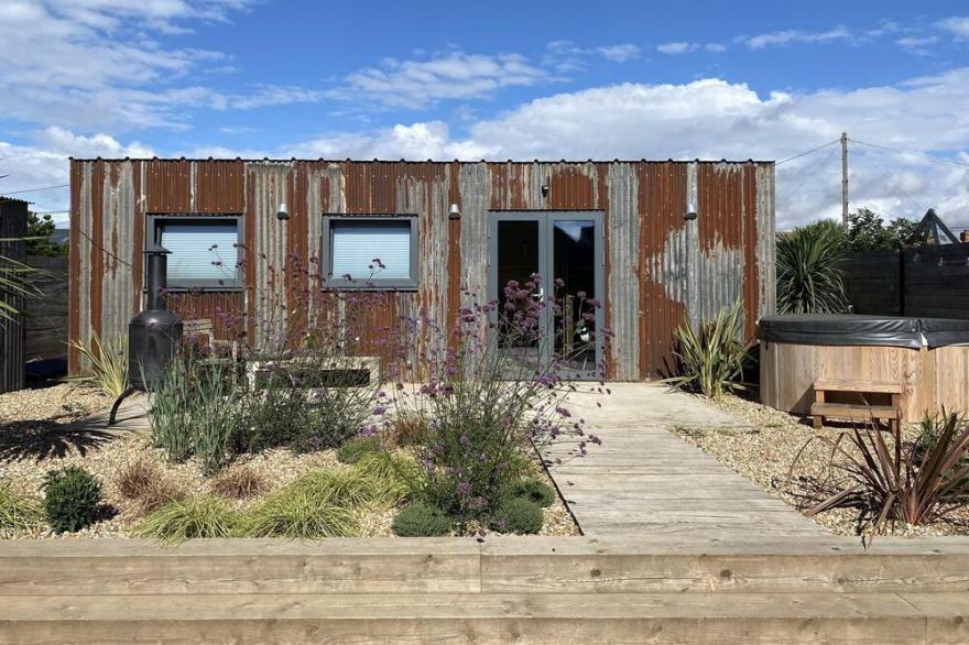 Lark Rise -  a holiday let that sleeps 6 guests  in 3 bedrooms