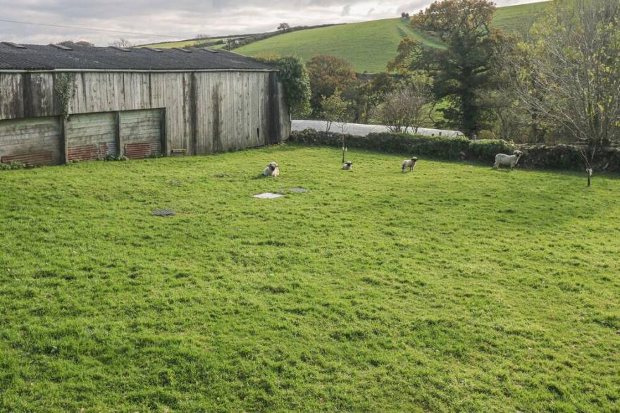 SKIBER GOTH, pet friendly, character holiday cottage in Liskeard
