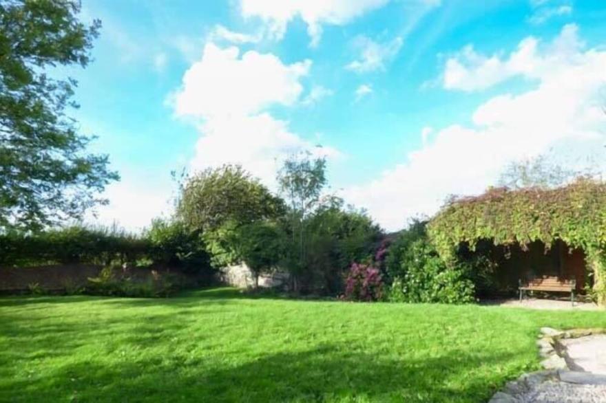THE OLD SCHOOL HOUSE, pet friendly, with a garden in Lewannick