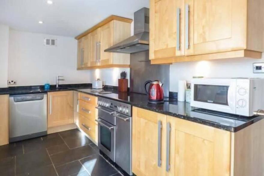 THE OLD SCHOOL HOUSE, pet friendly, with a garden in Lewannick