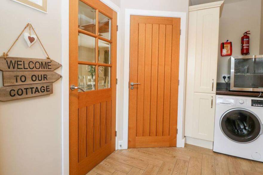 TY TOP, pet friendly, with open fire in Llanfaethlu