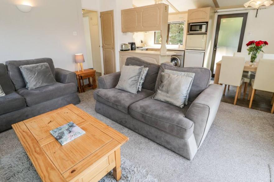 SPRINGTIME LODGE, family friendly, with a garden in Rhyd-Y-Foel