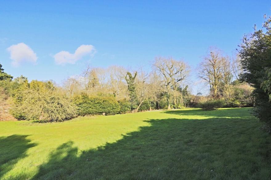 Park Farm House - Eight Bedroom House, Sleeps 15