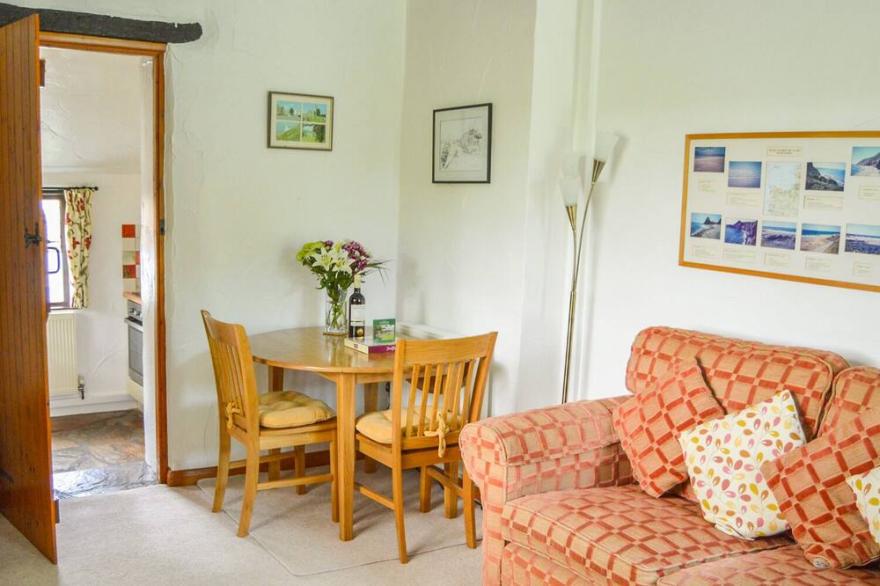 BARLEY COTTAGE, pet friendly, character holiday cottage in Hartland