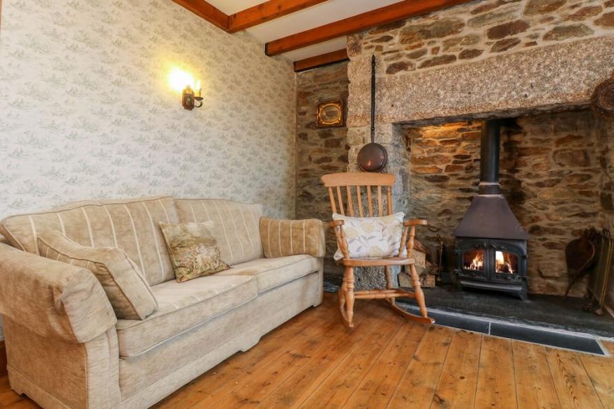 HINGEY FARMHOUSE, family friendly, with open fire in Gunwalloe
