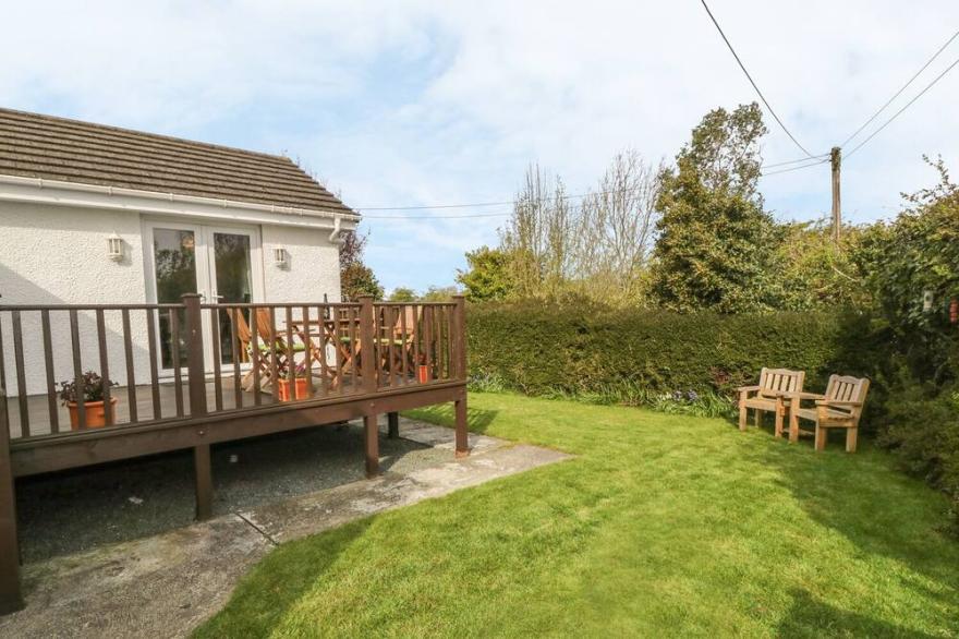 TYN Y GIAT, pet friendly, with a garden in Brynsiencyn