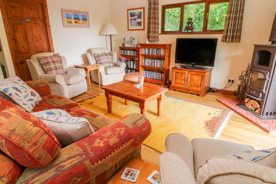 CORKY'S COTTAGE, pet friendly, with open fire in Bude