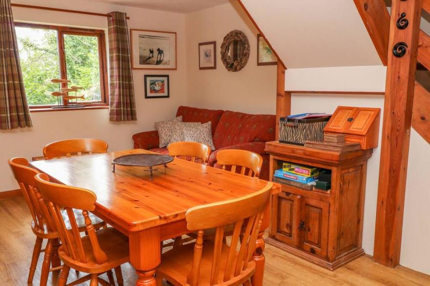 CORKY'S COTTAGE, pet friendly, with open fire in Bude