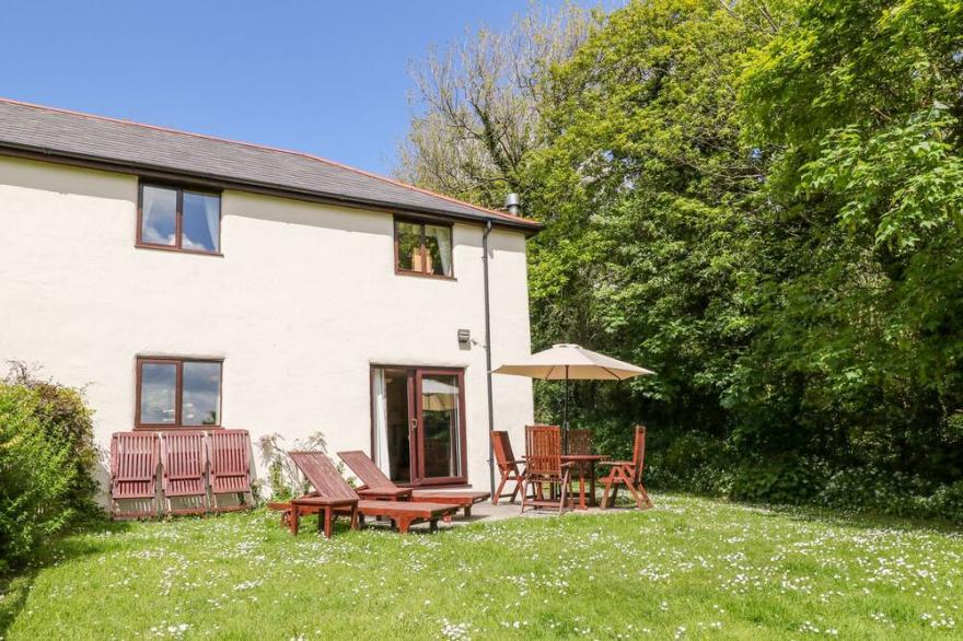 CORKY'S COTTAGE, pet friendly, with open fire in Bude