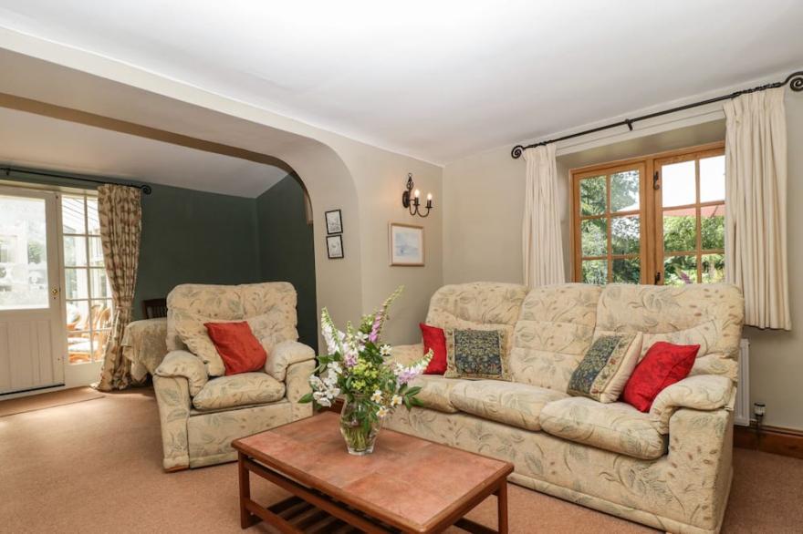 LOWER COURT BYRE, family friendly, with open fire in Lingen