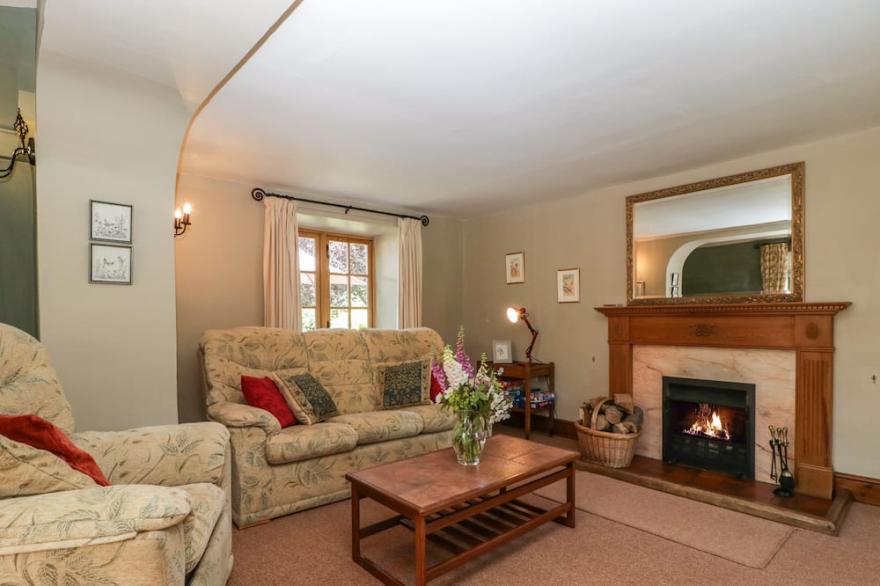 LOWER COURT BYRE, family friendly, with open fire in Lingen