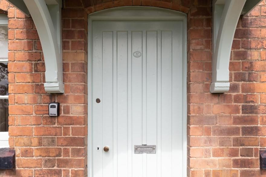 EUDON BURNELL COTTAGE, pet friendly, with open fire in Bridgnorth